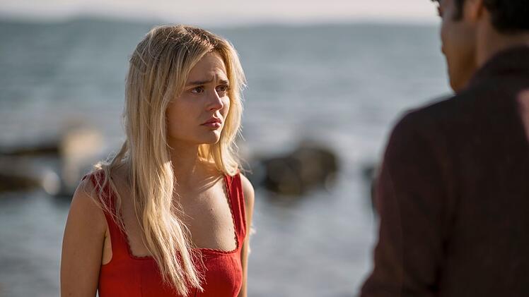 Als Cadence (Emily Alyn Lind) herausfinden will, was mit ihr geschehen ist, trifft sie vor allem auf eine Mauer des Schweigens.