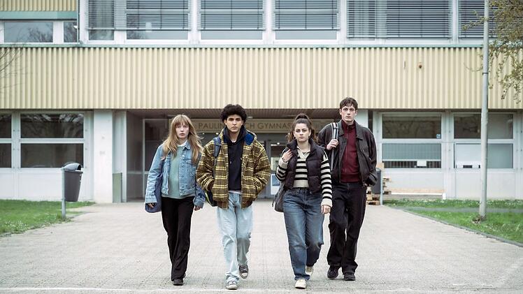 Hat einer der Sch&uuml;ler &ouml;ffentlich gedroht, sich umzubringen? Mit dieser Spannung arbeitet der Film "Von uns wird es keiner sein". Dabei stehen die Protagonisten (von links) Julia (Mina-Giselle R&uuml;ffer), Waldi (Lukas von Horbatschewsky), Mina (Derya Akyol) und Tom (Kosmas Schmidt) exemplarisch f&uuml;r unterschiedliche Sorgen und N&ouml;te junger Menschen.