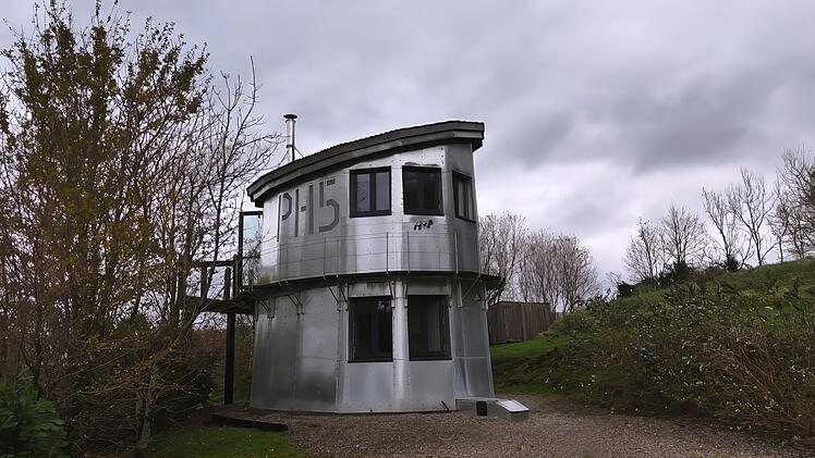 Beim Pilot House auf der schottischen Halbinsel Movern ist der Name Programm: Das &Auml;u&szlig;ere erinnert an einen Flugzeugrumpf, im Inneren erinnert die Deko an die Maschinen.