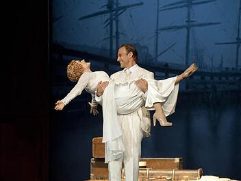 Katharine Mehrling als Fanny Brice und Bernhard Bettermann als Nick Arnstein in "Funny Girl" Alle Szenenfots: Jutta Missbach/Staatstheater Nürnberg