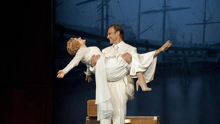 Katharine Mehrling als Fanny Brice und Bernhard Bettermann als Nick Arnstein in "Funny Girl" Alle Szenenfots: Jutta Missbach/Staatstheater Nürnberg