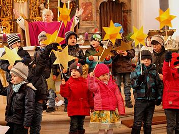 "Wünsche schicken wir wie Sterne" meinten die Kinder mit ihren Sternen und Pfarrer Otmar Pottler. Foto: gg