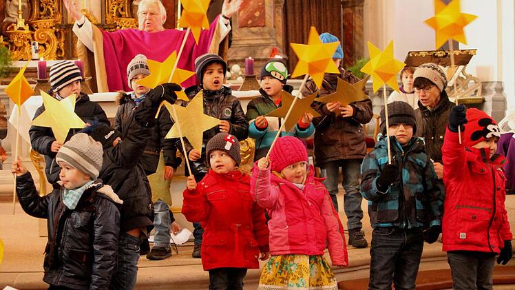 "Wünsche schicken wir wie Sterne" meinten die Kinder mit ihren Sternen und Pfarrer Otmar Pottler. Foto: gg