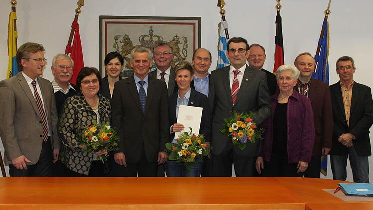 Bei der Ehrung (von links): Bürgermeister Rainer Detsch (Stockheim), Hans und Mathilde Hutzl, Zweite Bürgermeisterin Angela Hofmann (Kronach), Landrat Oswald Marr, Bürgermeister Herbert Schneider (Küps), Karola und Udo Herrmann, Heinrich Härtlein, Pfarrer Reinhold König, Ingrid Härtlein, der Pressesprecher des Landratsamtes, Bernd Graf, und der Vorsitzende des SV Reitsch, Jochen Lang Foto: Veronika Schadeck