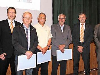 Die Raiffeisenbank Maßbach verabschiedete langjährige Aufsichtsratsmitglieder (von links): Vorstand Michael Hein, Richard Mützel, Kurt Wenzel, Erich Dittmann, Vorstand Horst Seufert und Aufsichtsratsvorsitzender Franz Geus. Foto: Raiffeisenbank