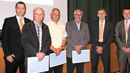 Die Raiffeisenbank Maßbach verabschiedete langjährige Aufsichtsratsmitglieder (von links): Vorstand Michael Hein, Richard Mützel, Kurt Wenzel, Erich Dittmann, Vorstand Horst Seufert und Aufsichtsratsvorsitzender Franz Geus. Foto: Raiffeisenbank