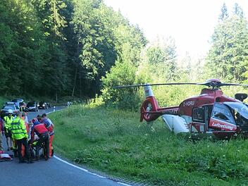 Bei einem Kletterunfall - wie hier im Kleinziegelfelder Tal - sind die Helfer der Bergwacht Kulmbach gefragt: Sie bringen den Verletzten zum Rettungshubschrauber. Fotos: Bergwacht + Stephan Tiroch