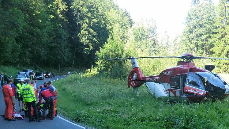 Bei einem Kletterunfall - wie hier im Kleinziegelfelder Tal - sind die Helfer der Bergwacht Kulmbach gefragt: Sie bringen den Verletzten zum Rettungshubschrauber. Fotos: Bergwacht + Stephan Tiroch
