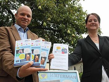 Oliver Kundler und Fabienne Geißdörfer haben das Programm der Volkshochschule für das Wintersemester zusammengestellt. Foto: Max Kaltenhäuser
