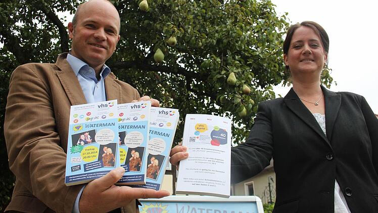 Oliver Kundler und Fabienne Geißdörfer haben das Programm der Volkshochschule für das Wintersemester zusammengestellt. Foto: Max Kaltenhäuser