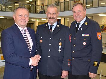 Klaus Preisendörfer (Mitte) ist ab Sonntag der neue Kreisbrandmeister im Markt Burkardroth. Hier steht er bei der Berufung mit Landrat Thomas Bold (links)und Kreisbrandrat Benno Metz (rechts) im Landratsamt Bad Bad Kissingen. Foto: Kathrin Kupka-Hahn
