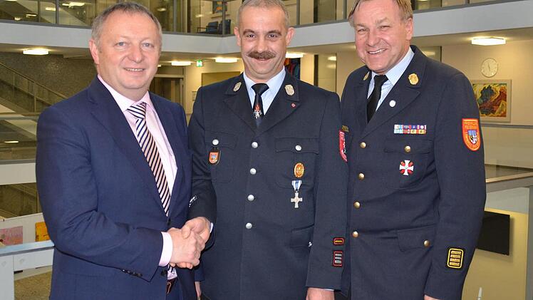 Klaus Preisendörfer (Mitte) ist ab Sonntag der neue Kreisbrandmeister im Markt Burkardroth. Hier steht er bei der Berufung mit Landrat Thomas Bold (links)und Kreisbrandrat Benno Metz (rechts) im Landratsamt Bad Bad Kissingen. Foto: Kathrin Kupka-Hahn