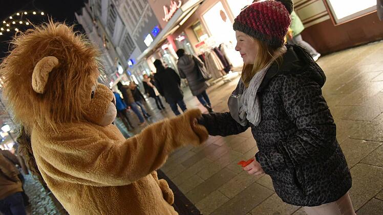 Maskottchen Leo streifte durch die "Spit" und begrüßte die Kinder. Foto: Gabi Arnold
