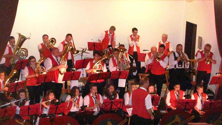 Die Weisachtaler Blasmusik mit Dimitry Braudo als Dirigenten konnte am Böhmischen Abend für Begeisterungsstürme im Hartlebsaal in Maroldsweisach. Foto: Silvia Elflein