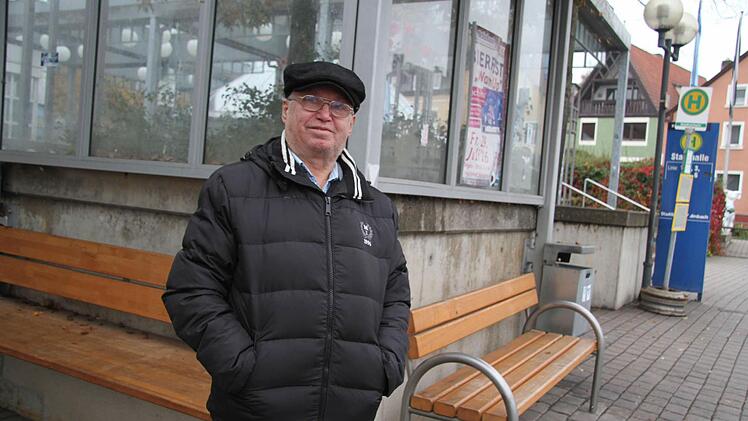 Friedrich Schmidt (71) nutzt die Haltestelle an der Stadthalle gerne. Foto: Sonny Adam