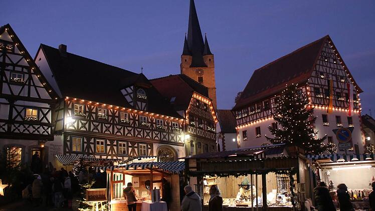 Immer wieder schön anzusehen: die herrliche Kulisse des Zeiler Marktplatzes in der Weihnachtsbeleuchtung  Fotos: Klaus Schmitt (8), Privat (1)