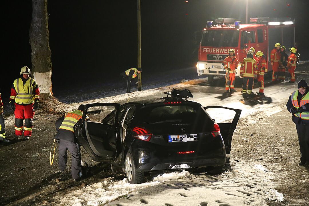 Autofahrerin bei Ahornberg fährt frontal gegen Baum
