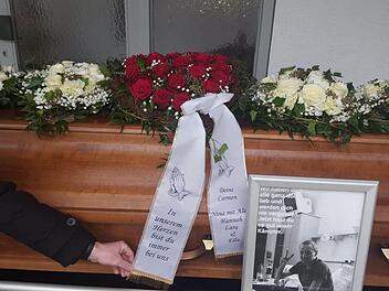 Abschied von Wolfgang Vogel: Je ein weißes Blumenherz auf dem Sarg von jedem Kind, das rote Herz von Ehefrau Carmen. Foto: Carmen Schwind