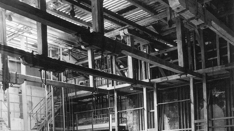 April 1976: Kaum ist der letzte Vorhang vor der Spielpause gefallen, sind die Handwerker wieder zurück im Bühnenhaus.Foto: CT-Archiv / Hess