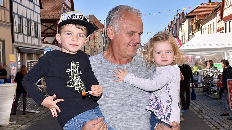 Reinhard Heusinger aus Aidhausen ist sichtlich stolz auf seine Enkel Lio (links) und Elisa, die heuer beim Festzug anlässlich des 41. Haßfurter Straßenfestes mit marschierten.Ulrike Langer