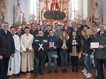 Die Jugendlichen mit den Kirchenvertretern bei der Spendenübergabe Foto: privat
