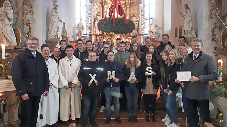 Die Jugendlichen mit den Kirchenvertretern bei der Spendenübergabe Foto: privat