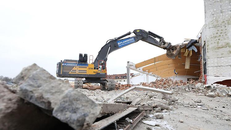 Viel ist vom ehemaligen Hagebaumarkt in der Siechenangerstraße nicht mehr zu sehen. Foto: Marian Hamacher