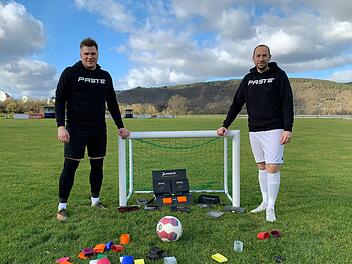 Auf dem Westheimer Sportgelände hatten Pascal Kümmert (links) und Stefan Niedermeier ihre zündende Idee. Fotos: Paste