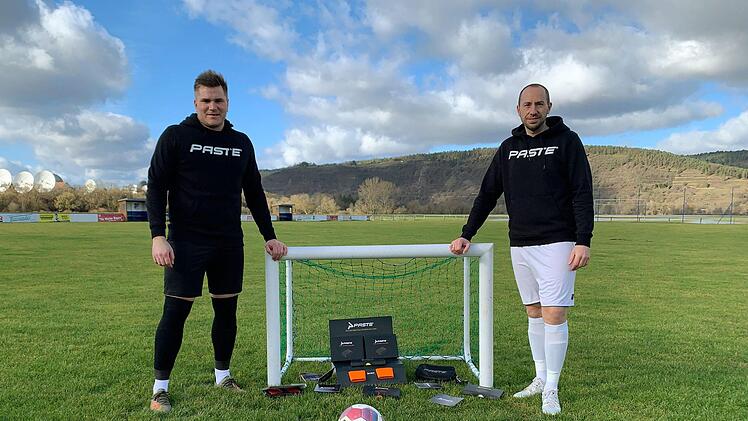 Auf dem Westheimer Sportgelände hatten Pascal Kümmert (links) und Stefan Niedermeier ihre zündende Idee. Fotos: Paste