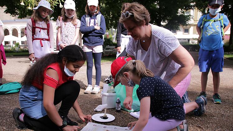Leen, Elisa und Beatrice Rose-Ebel bei der Arbeit. Foto: Benedikt Borst