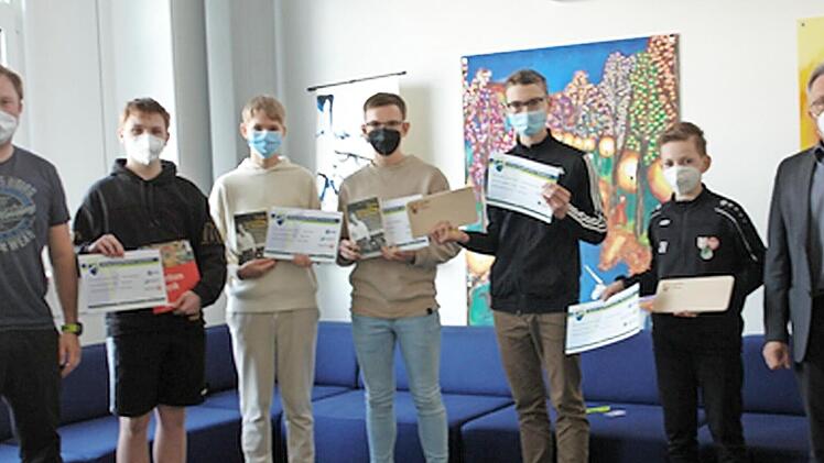 Physiklehrer Matthias Troiber, Veith Schubert, Vitus Dann, Nils Sch&auml;ftlein, Yannick Heckeroth, Jonathan V&ouml;lkel und Schulleiter Siegfried Reck (v.&nbsp;l.)