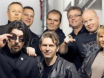 Achtköpfige Band mit Dame: "FunkAholics" Foto: pr