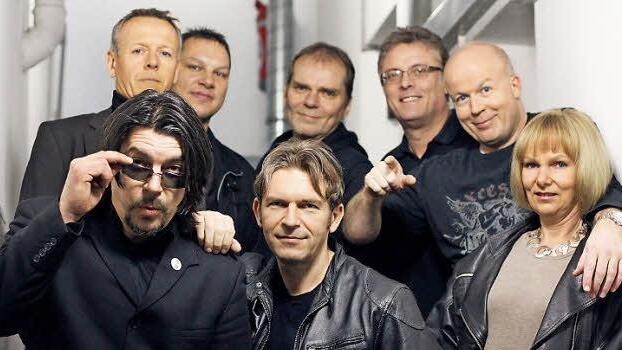 Achtköpfige Band mit Dame: "FunkAholics" Foto: pr