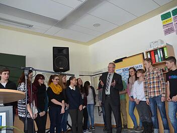 Die Schüler der Klasse 9 a verabschiedeten sich mit Reimen von ihrem beliebten Lehrer Josef Rebhan, der seinerseits den Schülern seinen Dank für ihre gute Mitarbeit aussprach. Foto: K.-H. Hofmann