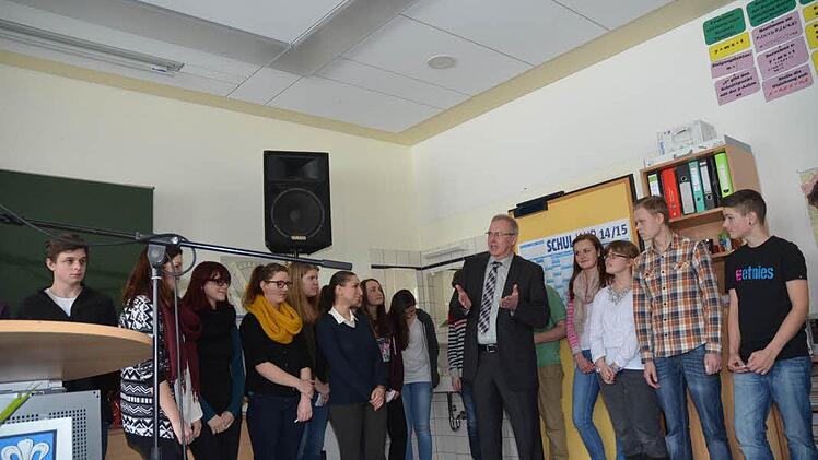 Die Schüler der Klasse 9 a verabschiedeten sich mit Reimen von ihrem beliebten Lehrer Josef Rebhan, der seinerseits den Schülern seinen Dank für ihre gute Mitarbeit aussprach. Foto: K.-H. Hofmann