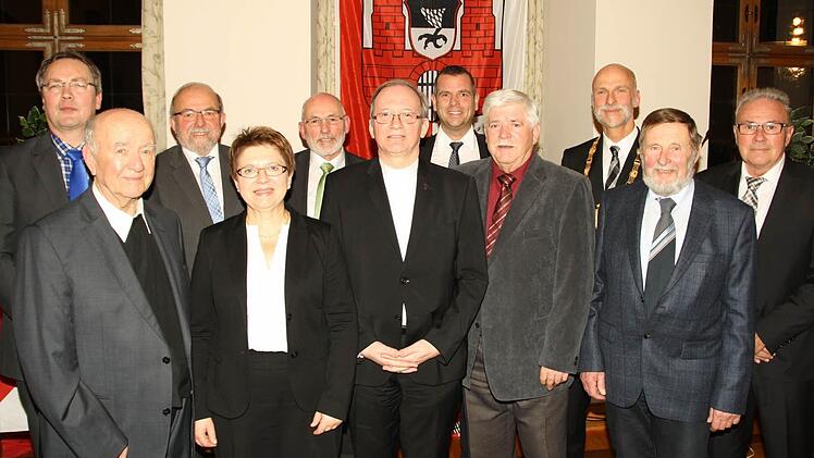 Acht Bürger der Stadt Bad Kissingen erhielten am Freitagabend die Bürgermedaille überreicht. Unser Bild zeigt von links: Pfarrer Jochen Wilde, Pfarrer Heinrich Mitka, Winfried Albert, Barbara Thiele, Horst Schneider, Generalvikar Thomas Keßler, Anton Schick jun., Josef Plener, OB Kay Blankenburg, Heinz Pfeffermann und Thomas Leiner. Foto: Paul Ziegler