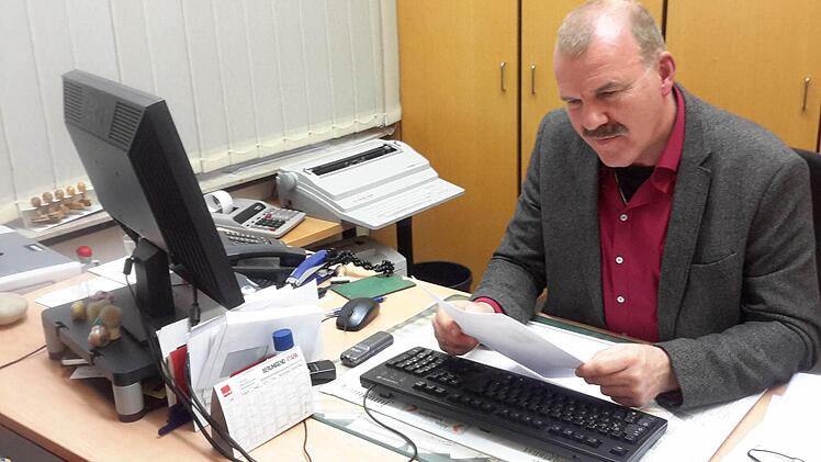 Immer wieder gern nimmt Personalratsvorsitzender Hans-Joachim Bauer das Schreiben des französischen Botschafters in die Hand. Mit einer persönlichen Antwort auf seinen Beileidsbrief nach den Terroranschlägen hatte er gar nicht gerechnet. Foto: Rolf Pralle