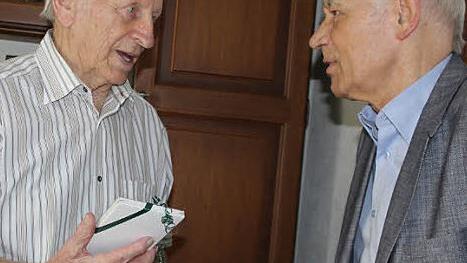 Dass sein ehemaliger Hausarzt Dr. Gerhard Beyer (rechts) als Stadtrat die Glückwünsche der Stadt Neustadt überbrachte, freute Franz Gehrlicher ganz besonders.  Foto: Manja von Nida