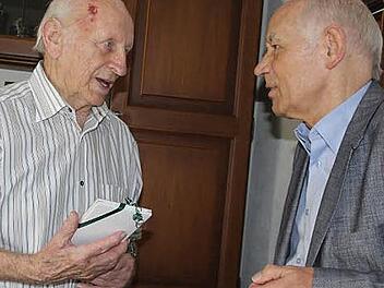 Dass sein ehemaliger Hausarzt Dr. Gerhard Beyer (rechts) als Stadtrat die Gl&uuml;ckw&uuml;nsche der Stadt Neustadt &uuml;berbrachte, freute Franz Gehrlicher ganz besonders.  Foto: Manja von Nida