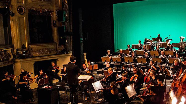 "Babar der Elefant" erklang im Landestheater Coburg. Moderator und Dirigent war Dominik Tremel.Foto: Jochen Berger