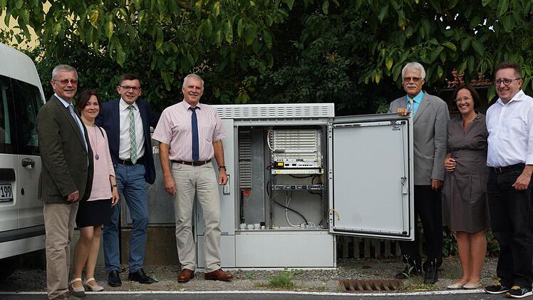 An einem der neuen Kästen von Hab-Net: Bürgermeister Gotthard Schlereth, Nicole Wehner (Geschäftsleiterin des Marktes Oberthulba), Bürgermeister Armin Warmuth, Bürgermeister Jürgen Karle sowie Norbert Kühnl, Anja Binder und Stephan Dausacker von den Stadtwerken Hammelburg. Foto: Arkadius Guzy