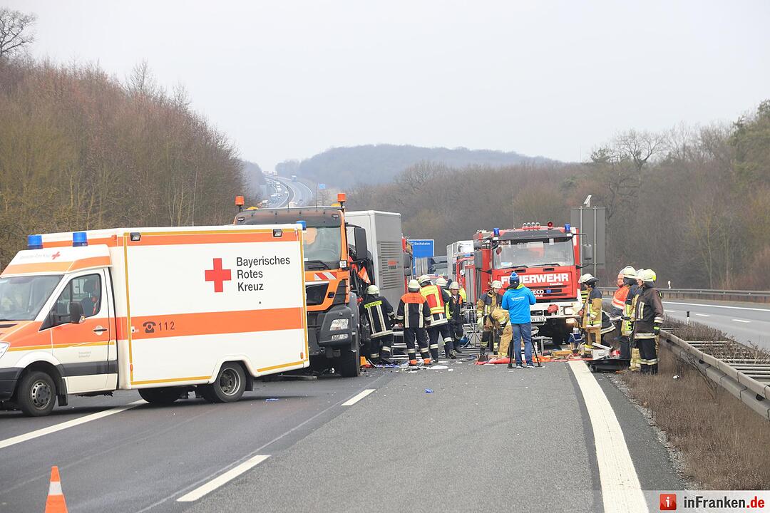 Wanderbaustelle Ÿbersehen: Lkw rast in AbsicherungshŠnger - Fahrer schwerst eingeklemmt