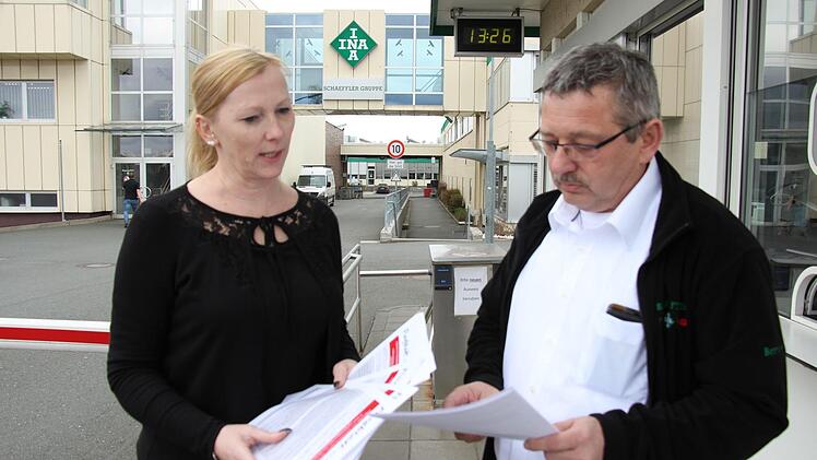 Roland Holler und Andrea Meidl haben zusammen mit den Kollegen vom Schaeffler-Betriebsrat Flugblätter an die Belegschaft verteilt. Foto: Christian Bauriedel