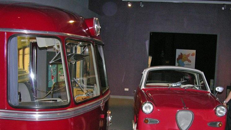 Zeitzeugen der 50er Jahre, weinrot lackiert: Schienenomnibus und Goggomobil.