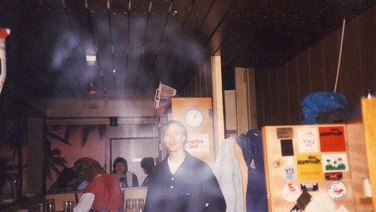 Ganz viel Zigarettenqualm, auch das war typisch fürs Appollon. Jens Ritter, DJ Mitte der 1980er, verschwindet fast hinter dieser Rauchfahne. Foto: Archiv Jens Ritter