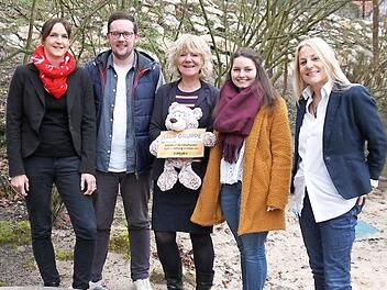 Bei der Spenden&uuml;bergabe (von links): Jessica Nickel, Stefan Gagel, Edeltraud Dahlhoff, Lena Krau&szlig; sowie Regina Herath  Foto: privat