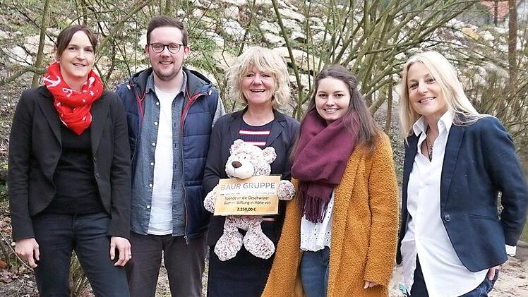 Bei der Spenden&uuml;bergabe (von links): Jessica Nickel, Stefan Gagel, Edeltraud Dahlhoff, Lena Krau&szlig; sowie Regina Herath  Foto: privat