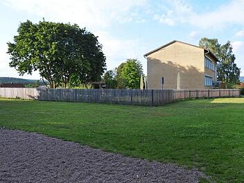 Der vorhandene Altbau des Kindergartens in Ketschenbach soll um zwei neue Gebäude ergänzt werden. Foto: Rainer Lutz