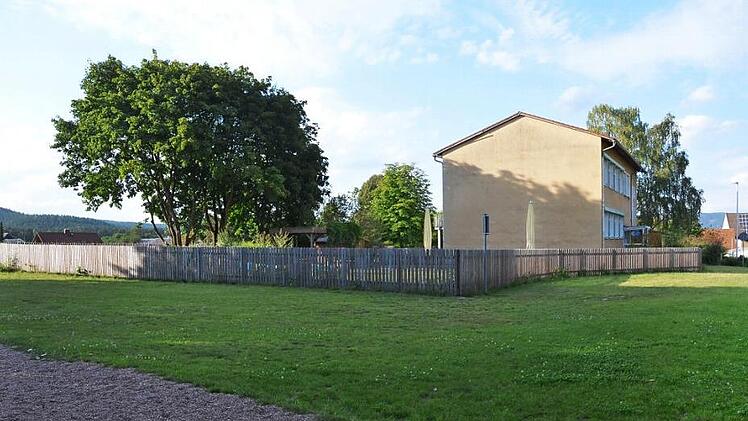 Der vorhandene Altbau des Kindergartens in Ketschenbach soll um zwei neue Gebäude ergänzt werden. Foto: Rainer Lutz