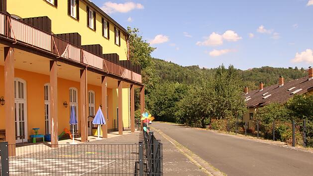 Bereits eine Kinderkrippe ist im Herbst ins Erdgeschoss des oberen der beiden unteren ehemaligen Postgebäude ausgelagert worden. Im Obergeschoss wäre noch Platz, um den übrigen Kindergarten dorthin umzuziehen, denn das jetzige Gebäude am Lehenthaler Weg muss aufwändig renoviert werden. Foto: Klaus Klaschka